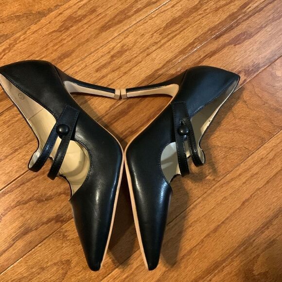 Size 5.5 NWOT black heels.  Chic & stylish - Picture 3 of 9